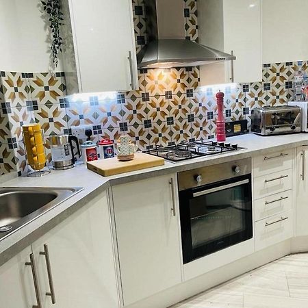 Bagshot Pennyhill Camberley Ascot Luxury 2 Beds 1 Bath Sleeps 4 Pets Ok Permit Parking Apartment Exterior photo