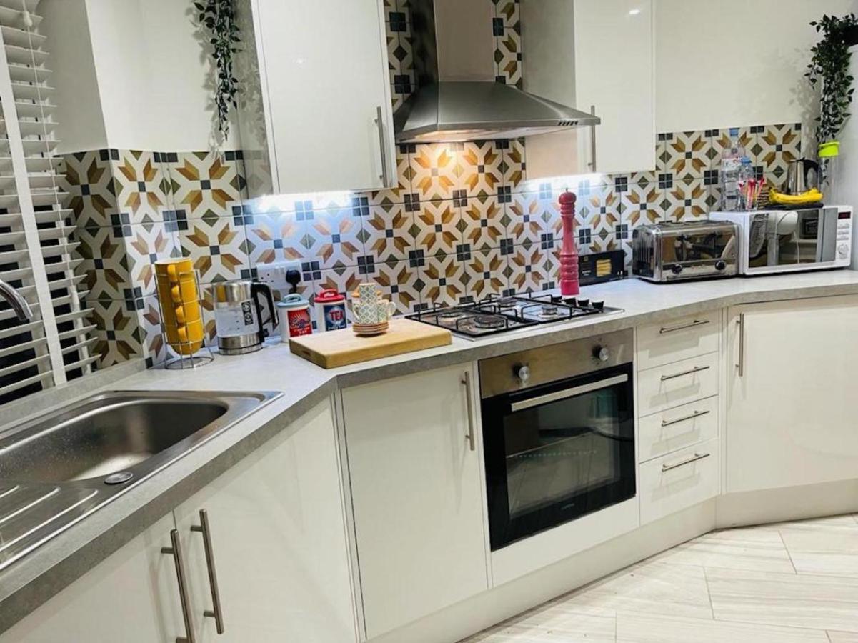 Bagshot Pennyhill Camberley Ascot Luxury 2 Beds 1 Bath Sleeps 4 Pets Ok Permit Parking Apartment Exterior photo