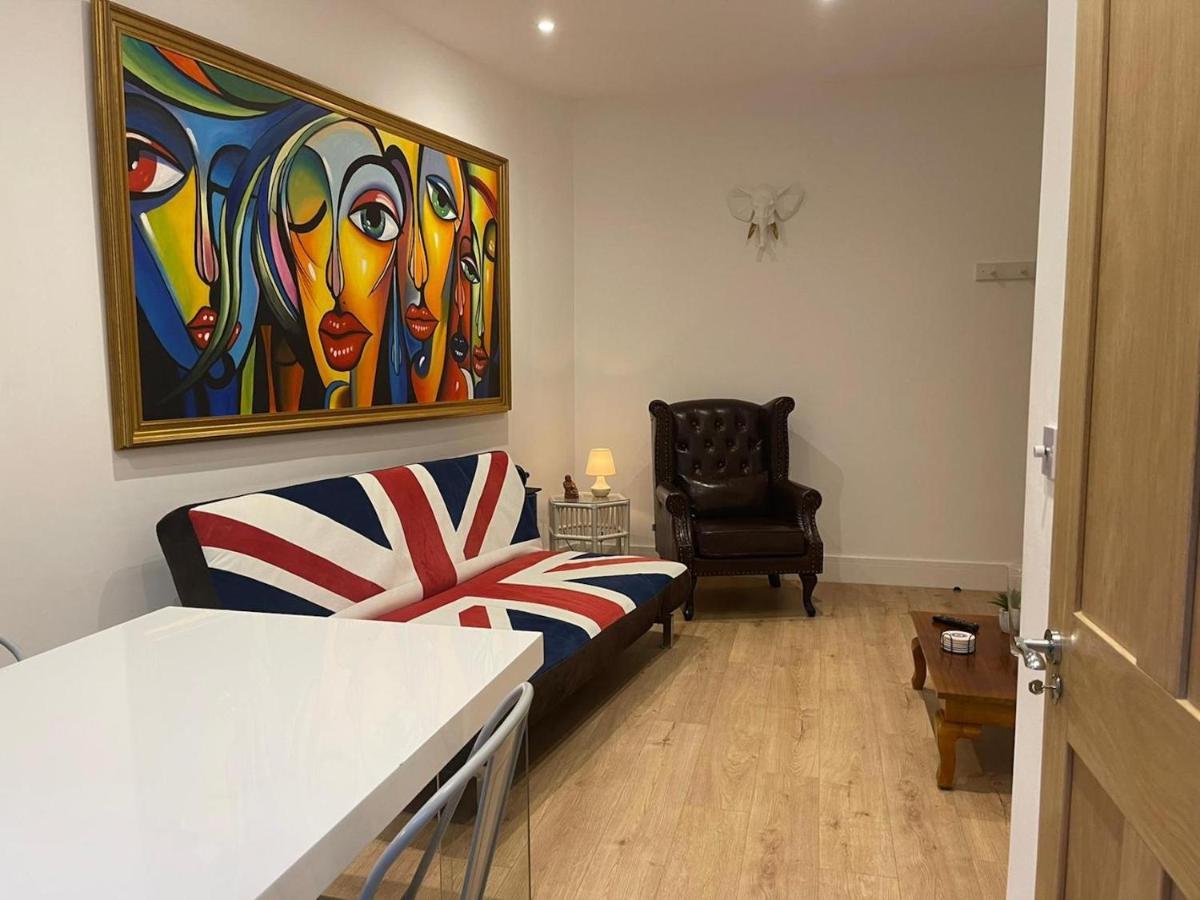 Bagshot Pennyhill Camberley Ascot Luxury 2 Beds 1 Bath Sleeps 4 Pets Ok Permit Parking Apartment Exterior photo