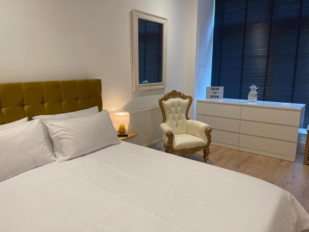 Bagshot Pennyhill Camberley Ascot Luxury 2 Beds 1 Bath Sleeps 4 Pets Ok Permit Parking Apartment Exterior photo