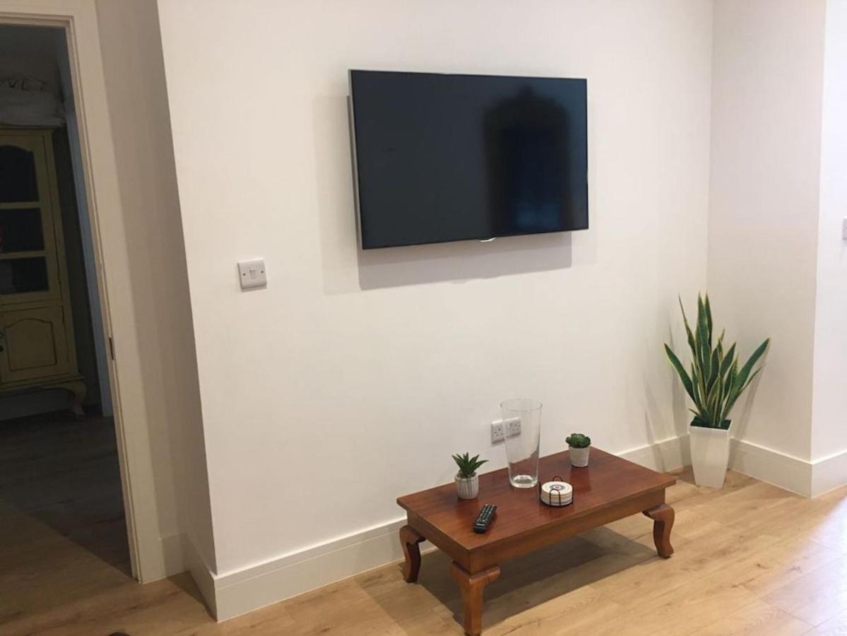 Bagshot Pennyhill Camberley Ascot Luxury 2 Beds 1 Bath Sleeps 4 Pets Ok Permit Parking Apartment Exterior photo