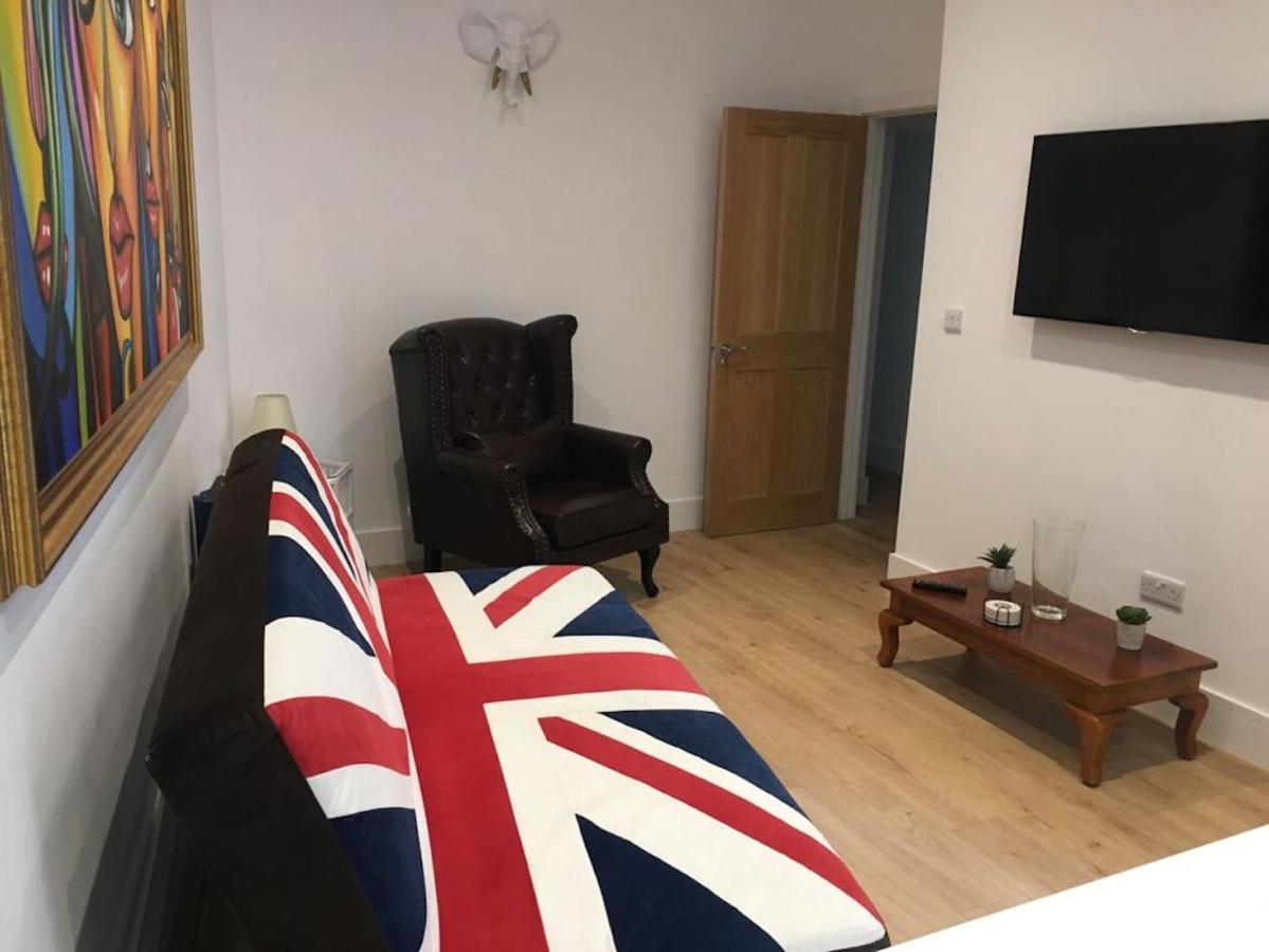 Bagshot Pennyhill Camberley Ascot Luxury 2 Beds 1 Bath Sleeps 4 Pets Ok Permit Parking Apartment Exterior photo